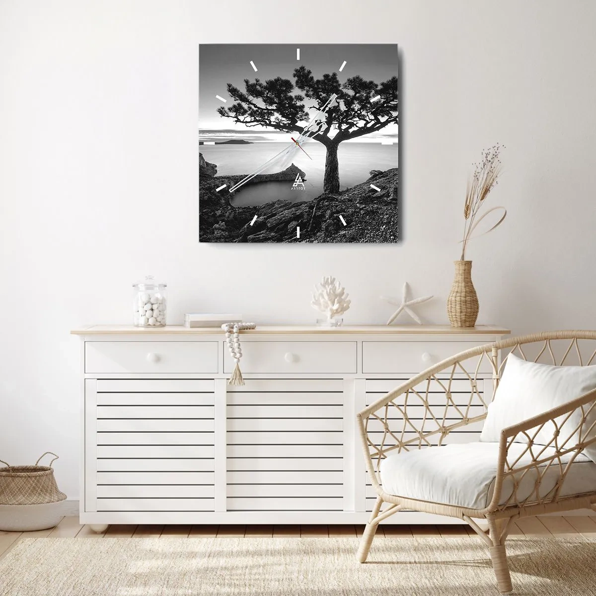 Reloj de pared - Reloj de vidrio - Paisaje en blanco y negro con un árbol solitario en un acantilado sobre el mar. - 30x30cm - Calma hasta el horizonte - Decoración de pared moderna para salón y dormitorio ARTTOR