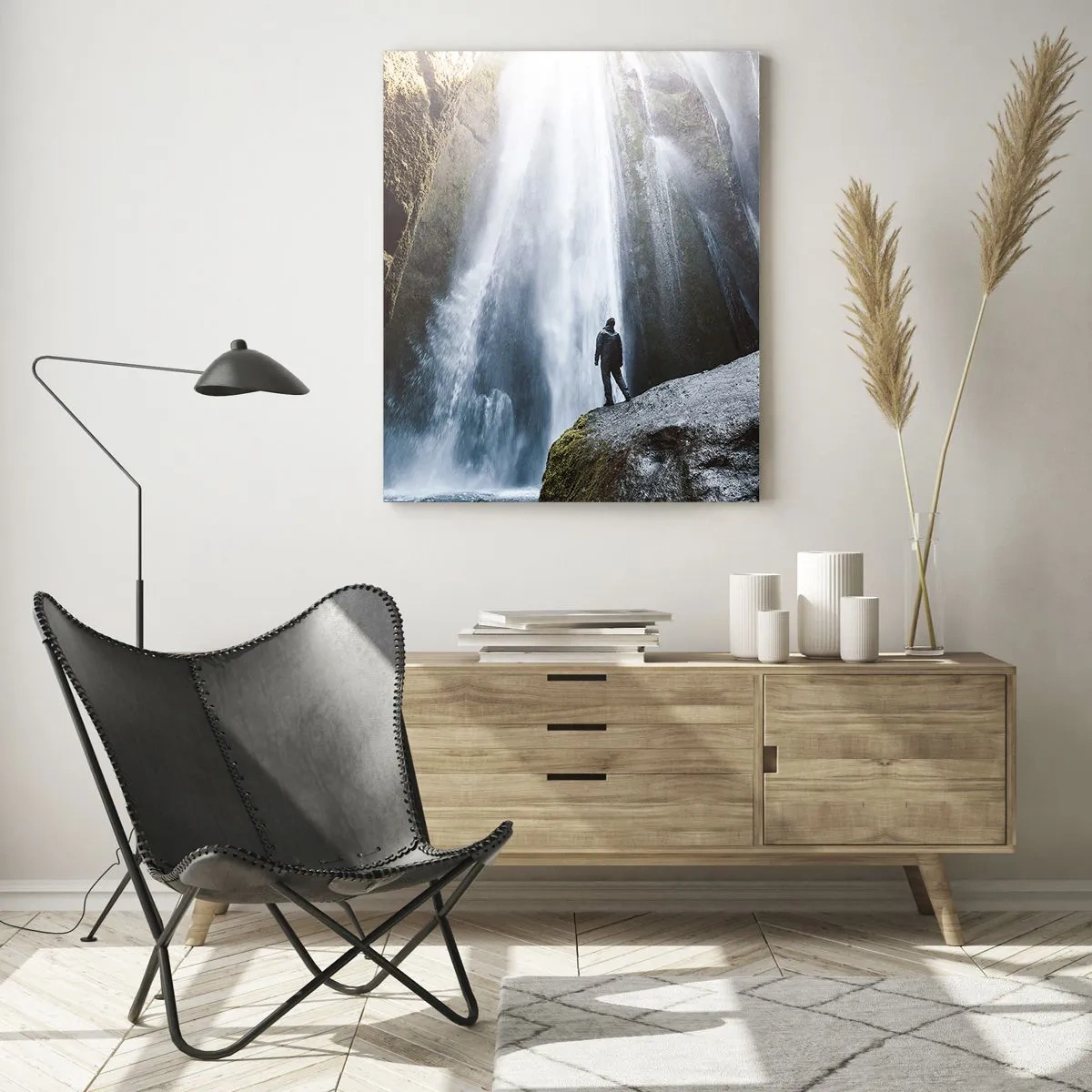 Cuadro sobre vidrio - Impresiones sobre Vidrio - Un hombre parado sobre una roca frente a una poderosa cascada a la luz del sol. - 50x70cm - Impresionante vista - Decoración de pared moderna para salón y dormitorio ARTTOR
