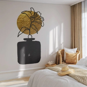 Fotomural Premium Sand - Un jarrón negro con una flor sobre un círculo dorado en estilo minimalista. - 100x70cm - Belleza en equilibrio - Decoración de pared moderna para salón y dormitorio ARTTOR
