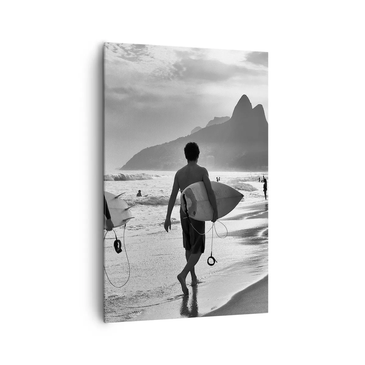 Cuadro sobre lienzo - Impresión de Imagen - Dos surfistas caminando por la playa con sus tablas en blanco y negro. - 80x120cm - Samba para una ola - Decoración de pared moderna para salón y dormitorio ARTTOR
