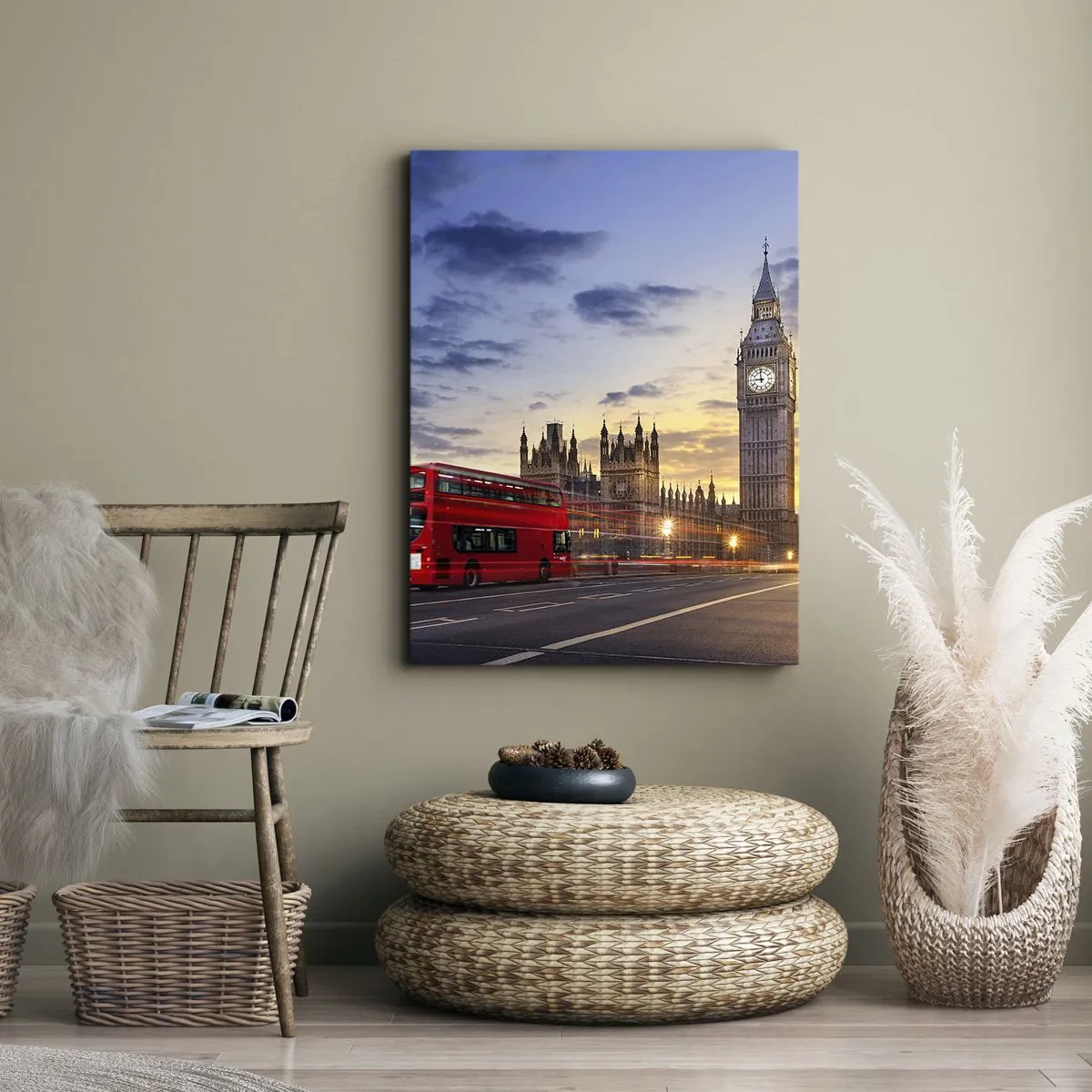 Cuadro sobre lienzo - Impresión de Imagen - Un autobús rojo con el Big Ben y las Casas del Parlamento al fondo al anochecer. - 80x120cm - Lo más característico - Decoración de pared moderna para salón y dormitorio ARTTOR
