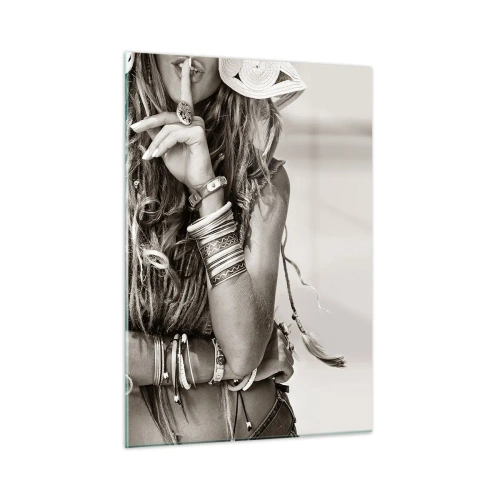 Cuadro sobre vidrio - Impresiones sobre Vidrio - Una mujer con joyas con el dedo en los labios en una toma artística. - 50x70cm - Libertad natural - Decoración de pared moderna para salón y dormitorio ARTTOR