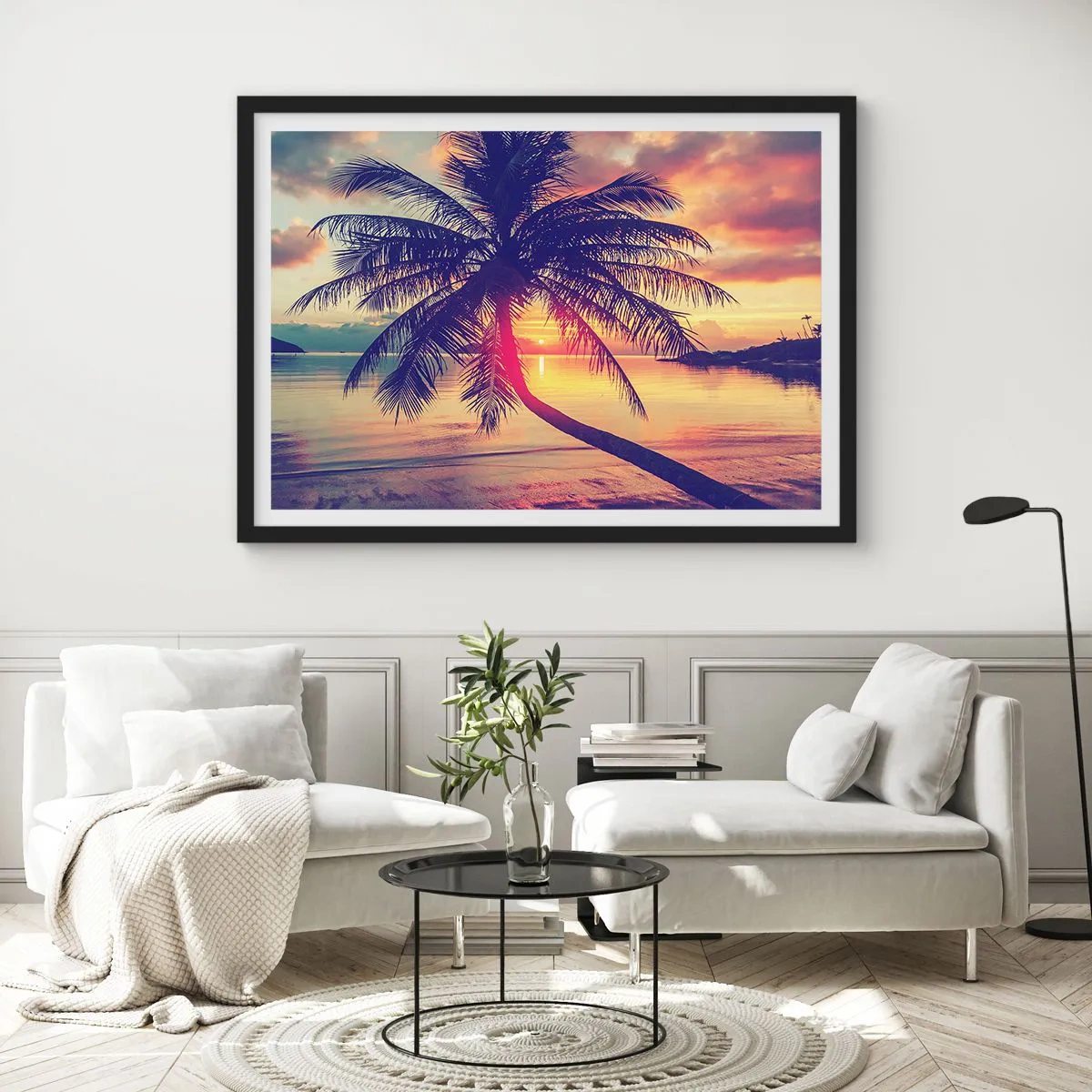 Póster en marco negro - Puesta de sol con una palmera sobre una orilla tranquila - 70x50cm - Atardecer bajo las palmeras - Decoración de pared moderna para salón y dormitorio ARTTOR