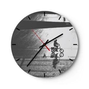 Reloj de pared - Reloj de vidrio - Una silueta en blanco y negro de un ciclista y su reflejo en un charco. - 30x30cm - Adelante, a través de la ciudad - Decoración de pared moderna para salón, cocina y dormitorio ARTTOR