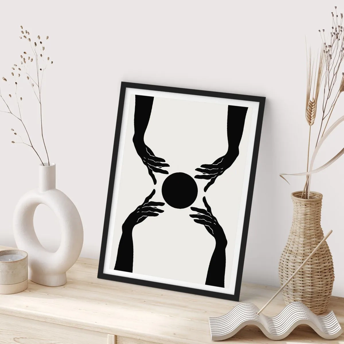 Póster en marco negro - Gráfico en blanco y negro de una mano con una pelota. - 50x70cm - Una señal secreta - Decoración de pared moderna para salón y dormitorio ARTTOR
