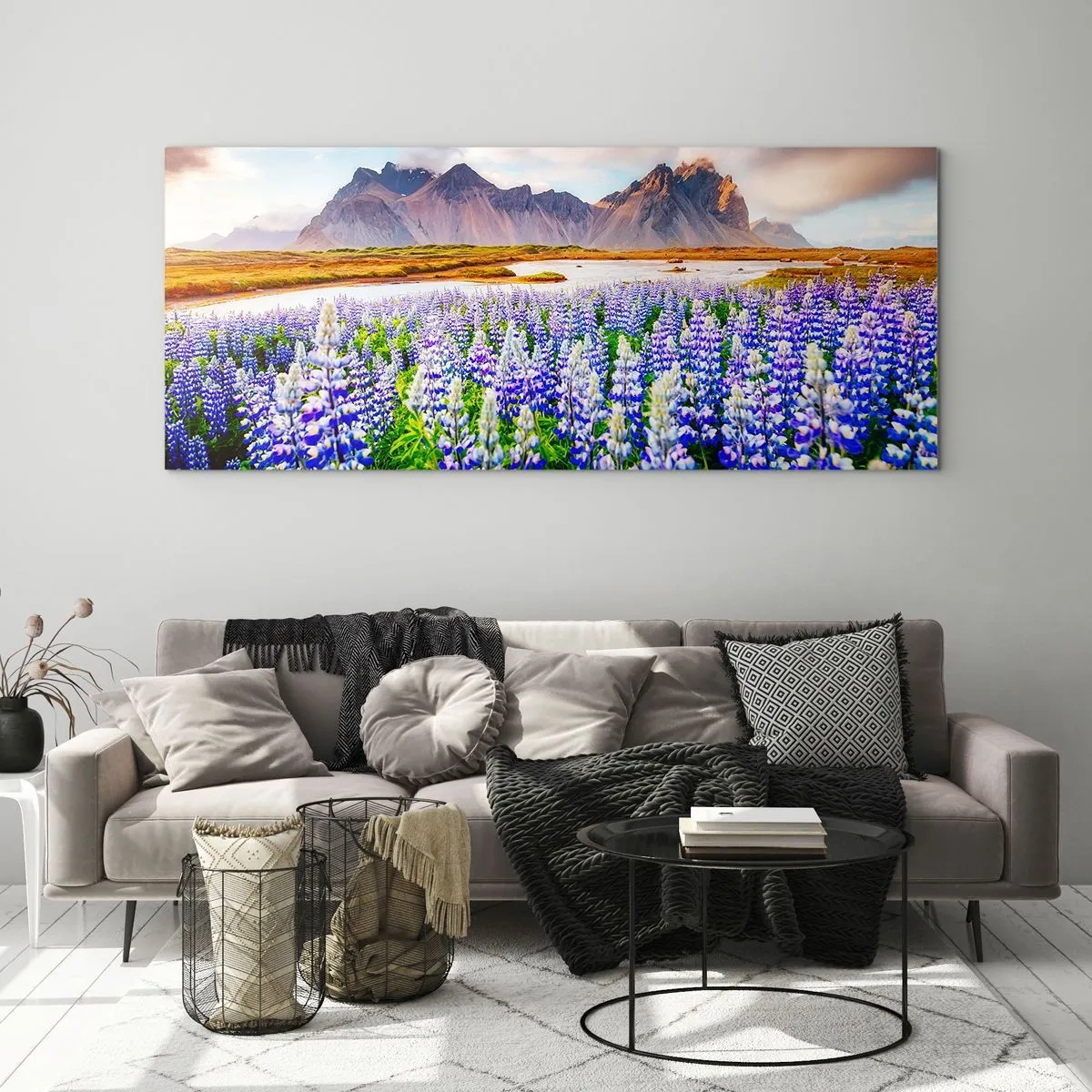 Cuadro sobre vidrio - Impresiones sobre Vidrio - Flores en un paisaje de montaña con un cielo pintoresco. - 160x50cm - La fuerza y la severidad junto a la dulzura - Decoración de pared moderna para salón y dormitorio ARTTOR