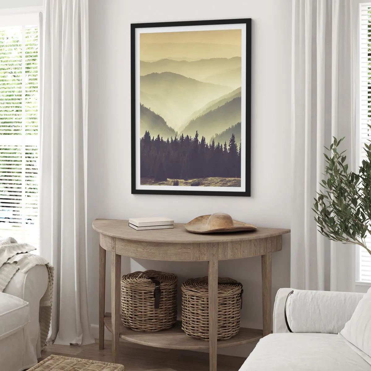 Póster en marco negro - Panorama brumoso de montañas con bosque - 50x70cm - Más allá de las siete montañas... - Decoración de pared moderna para salón y dormitorio ARTTOR