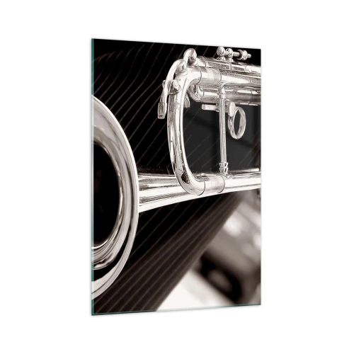 Cuadro sobre vidrio - Impresiones sobre Vidrio - Un primer plano de una trompeta plateada sobre un elegante fondo de tela. - 70x100cm - Viaje musical a los años 30. - Decoración de pared moderna para salón y dormitorio ARTTOR