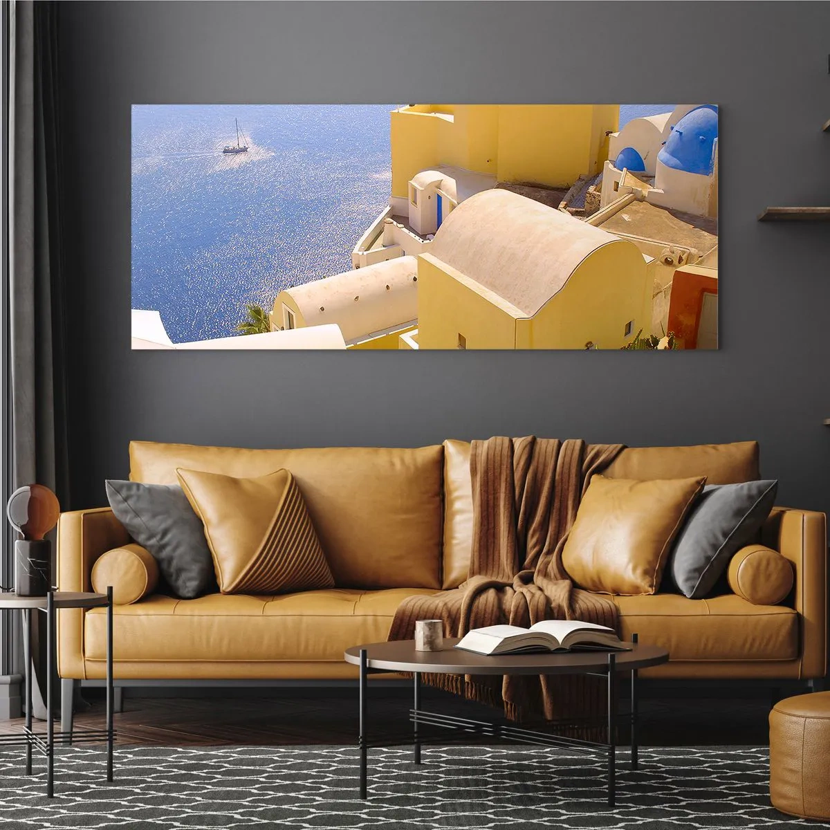 Cuadro sobre vidrio - Impresiones sobre Vidrio - Arquitectura griega con vistas al mar y un barco al fondo. - 140x50cm - Paisaje griego en blanco y azul - Decoración de pared moderna para salón y dormitorio ARTTOR