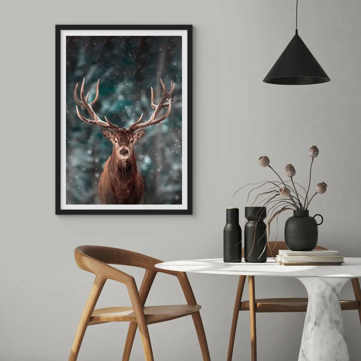 Póster en marco negro - Retrato de un ciervo con impresionantes astas con el telón de fondo de un bosque invernal. - 50x70cm - Coronado rey del bosque - Decoración de pared moderna para salón y dormitorio ARTTOR