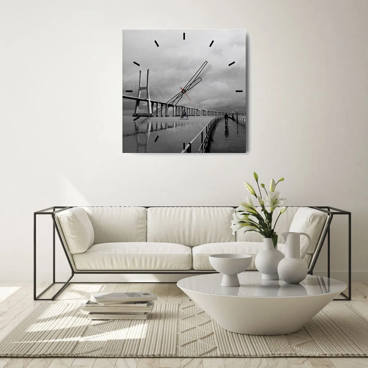 Reloj de pared - Reloj de vidrio - Un puente colgante sobre el agua en blanco y negro. - 30x30cm - A cada uno lo suyo - Decoración de pared moderna para salón y dormitorio ARTTOR