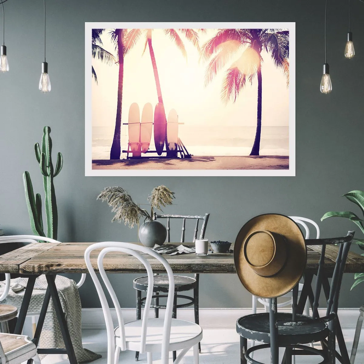 Póster - Palmeras y tablas de surf en la playa bajo el sol. - 100x70cm - Va a ser un gran día - Decoración de pared moderna para salón y dormitorio ARTTOR