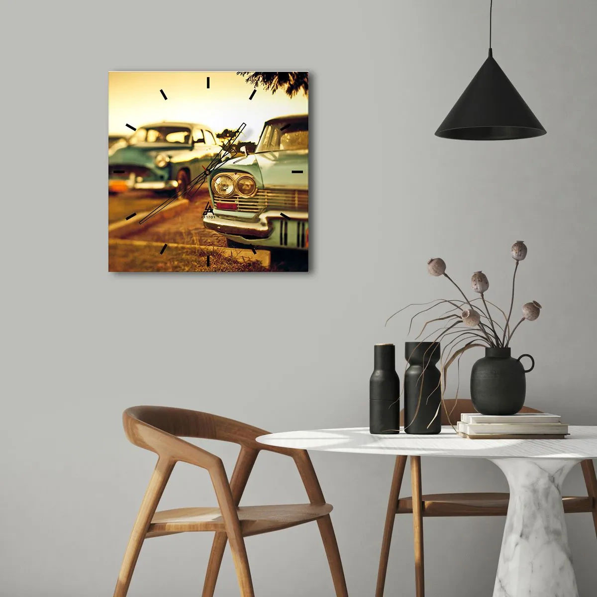 Reloj de pared - Reloj de vidrio - Coches clásicos bajo la cálida luz del atardecer. - 30x30cm - A la espera del futuro - Decoración de pared moderna para salón y dormitorio ARTTOR