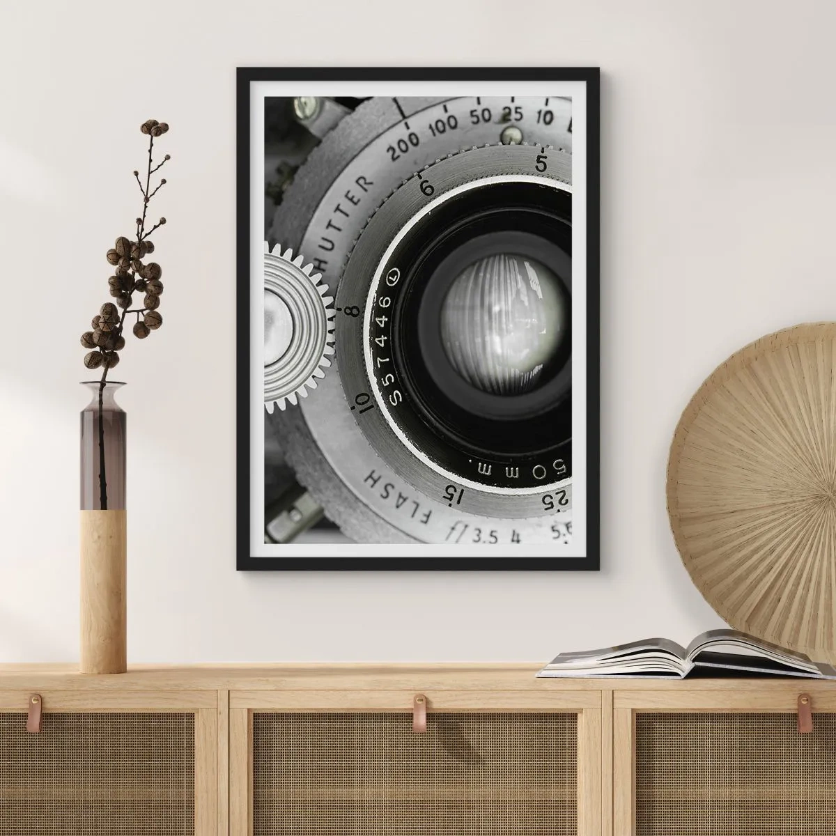 Póster en marco negro - Primer plano de una lente de cámara con detalles metálicos. - 50x70cm - Una historia de Hollywood - Decoración de pared moderna para salón y dormitorio ARTTOR