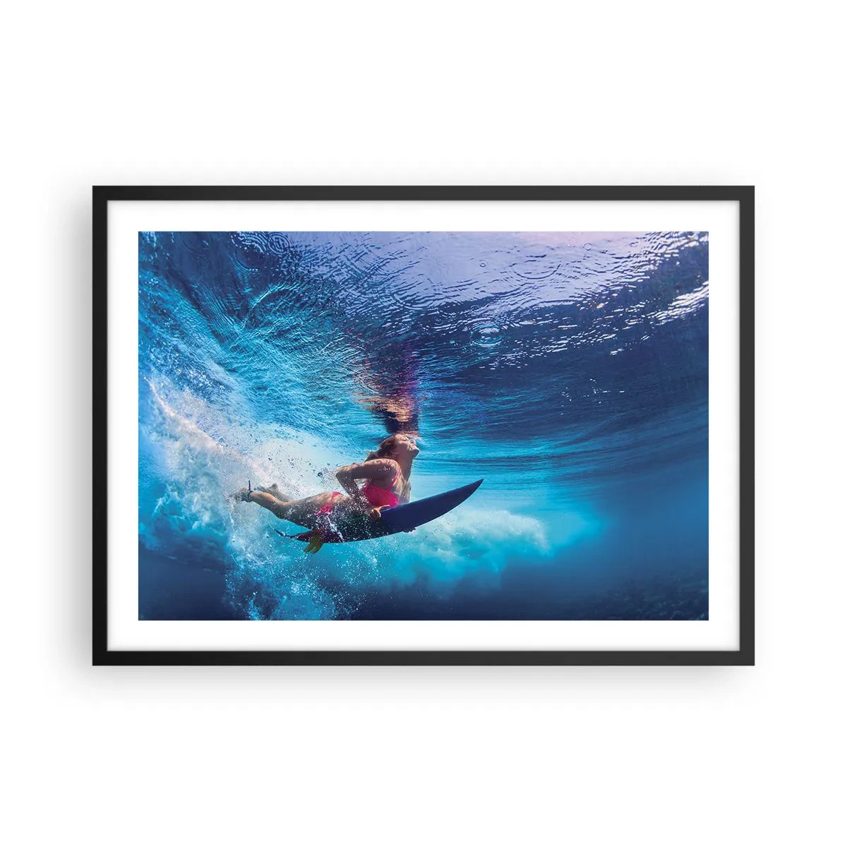 Póster en marco negro - Un surfista bajo el agua en una composición dinámica en tonos azules. - 70x50cm - La profundidad de la alegría - Decoración de pared moderna para salón y dormitorio ARTTOR
