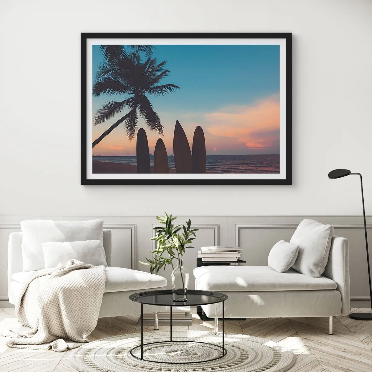 Póster en marco negro - Tablas de surf con una palmera y una puesta de sol como telón de fondo - 100x70cm - Mañana también disfrutaremos - Decoración de pared moderna para salón y dormitorio ARTTOR