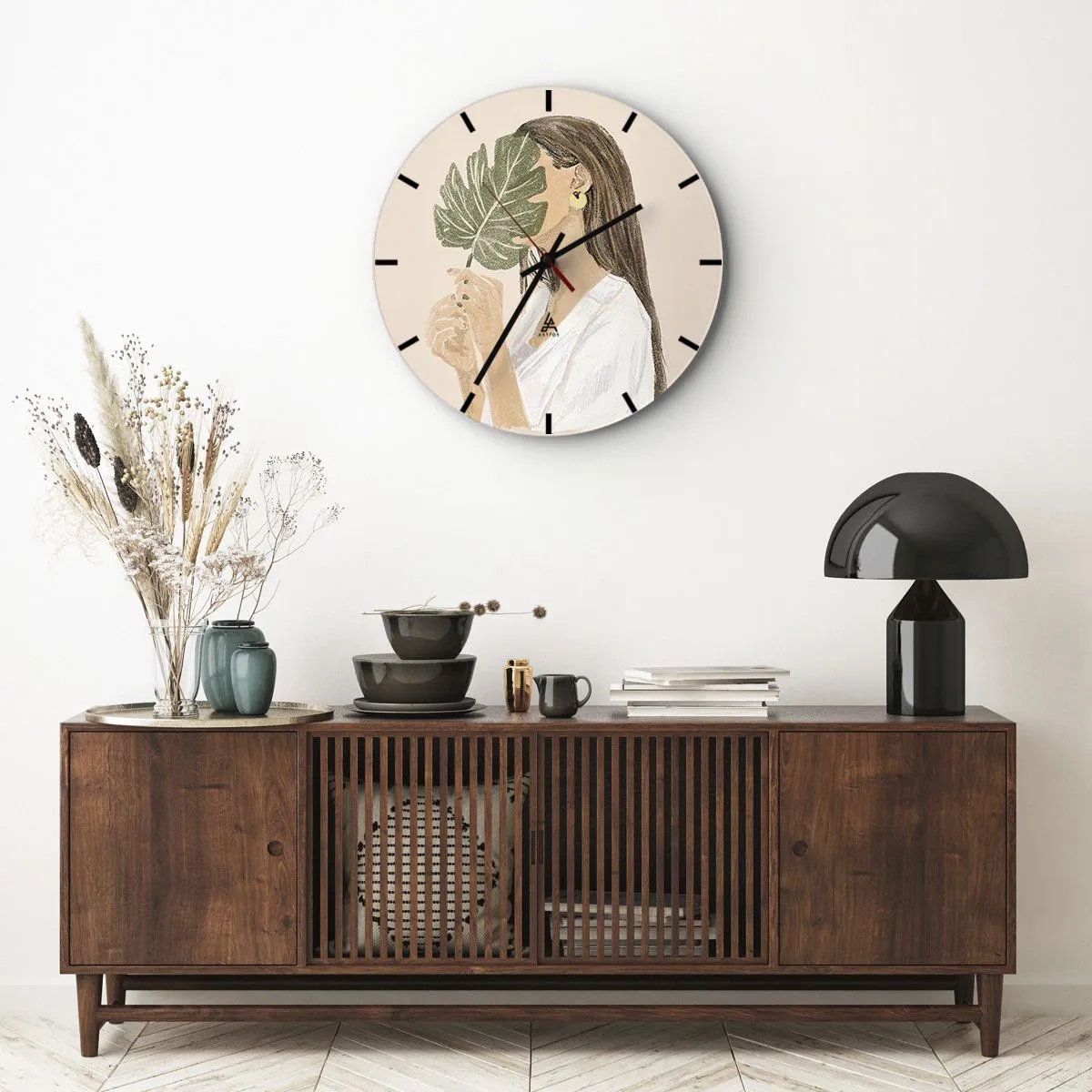 Reloj de pared - Reloj de vidrio - Una silueta femenina oscurecida por una hoja de monstera sobre un fondo claro. - 30x30cm - Retrato misterioso con un abanico - Decoración de pared moderna para salón, cocina y dormitorio ARTTOR