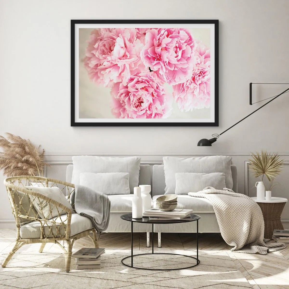 Póster en marco negro - Un ramo de peonías rosas sobre un fondo claro. - 100x70cm - En el esplendor del rosa - Decoración de pared moderna para salón y dormitorio ARTTOR