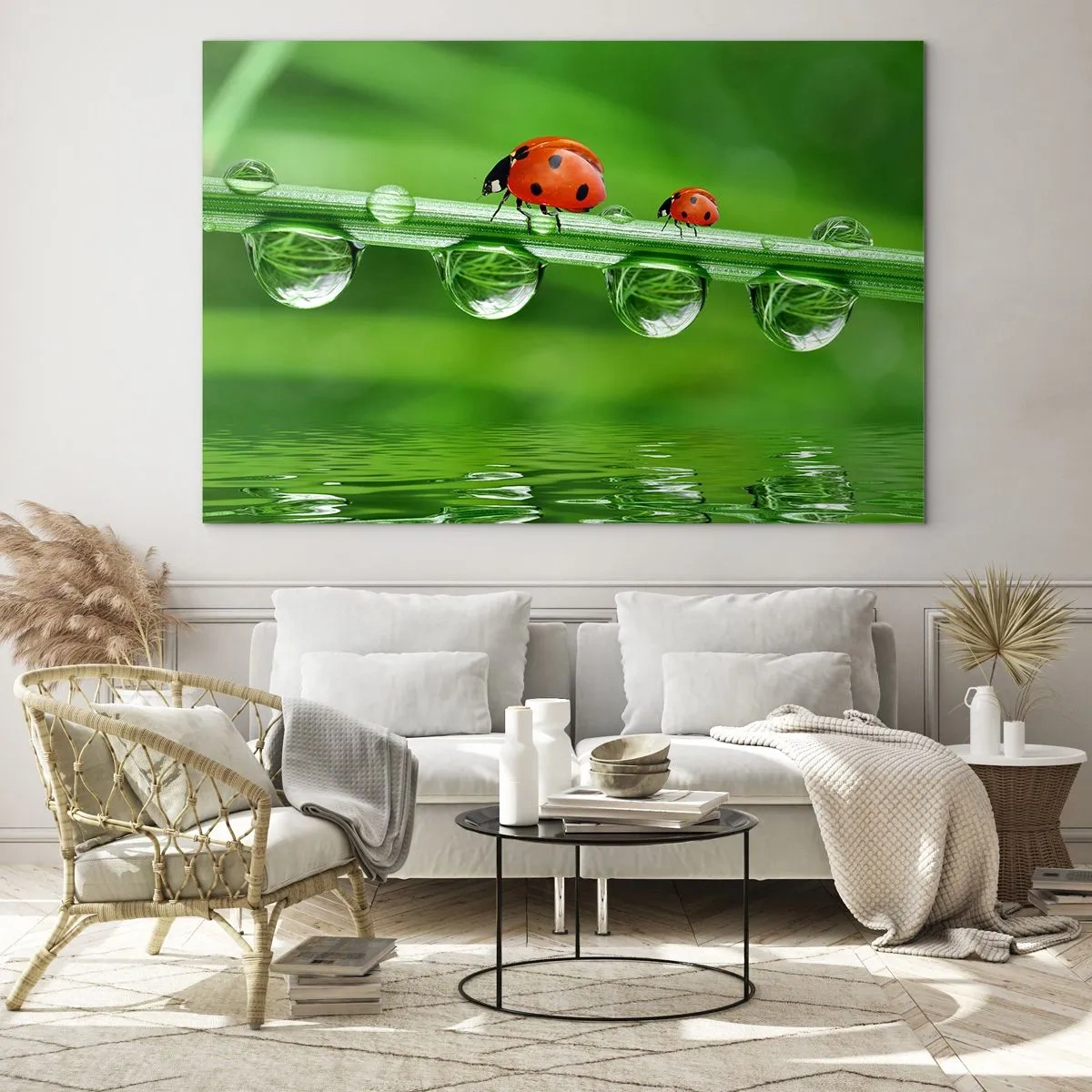 Cuadro sobre vidrio - Impresiones sobre Vidrio - Mariquitas sobre una brizna de hierba con gotas de rocío y reflejo en el agua. - 100x70cm - En el camino todo el verano - Decoración de pared moderna para salón y dormitorio ARTTOR
