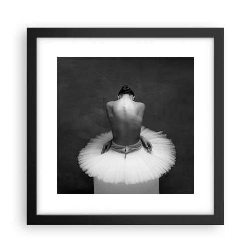 Póster en marco negro - Rodeada de pétalos - 30x30 cm