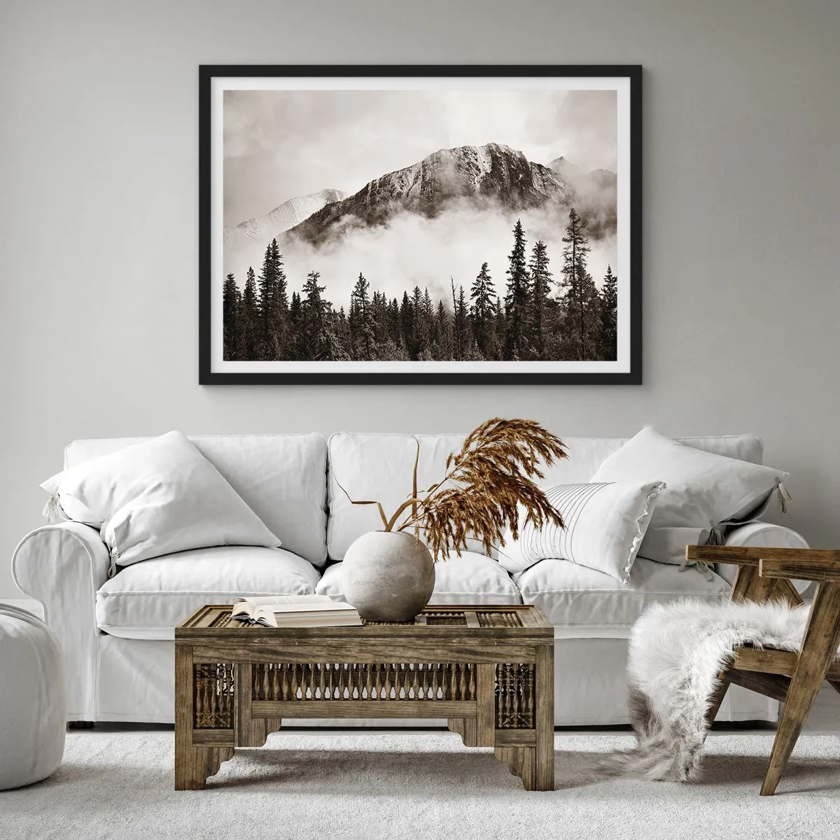 Póster en marco negro - Un pintoresco pico de montaña rodeado de niebla y un bosque en tonos sepia. - 70x50cm - Gobernante de granito - Decoración de pared moderna para salón y dormitorio ARTTOR