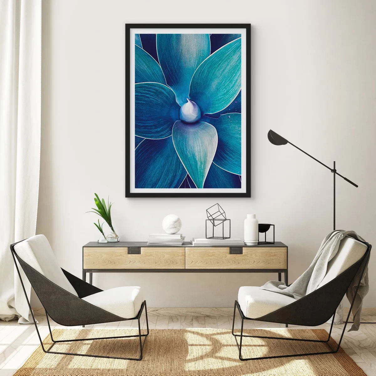 Póster en marco negro - Detalle de una gran flor en tonos azules. - 50x70cm - Azul del cielo - Decoración de pared moderna para salón y dormitorio ARTTOR