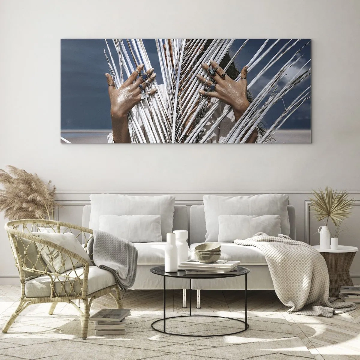 Cuadro sobre vidrio - Impresiones sobre Vidrio - Una mujer escondida detrás de hojas de palma con anillos en sus manos. - 140x50cm - ¿La mujer chamana? - Decoración de pared moderna para salón y dormitorio ARTTOR