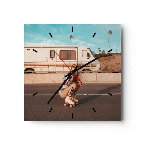 Reloj de pared - Reloj de vidrio - Una chica en patines tomando una foto en un día soleado. - 30x30cm - ¡Sonrían, por favor! - Decoración de pared moderna para salón y dormitorio ARTTOR