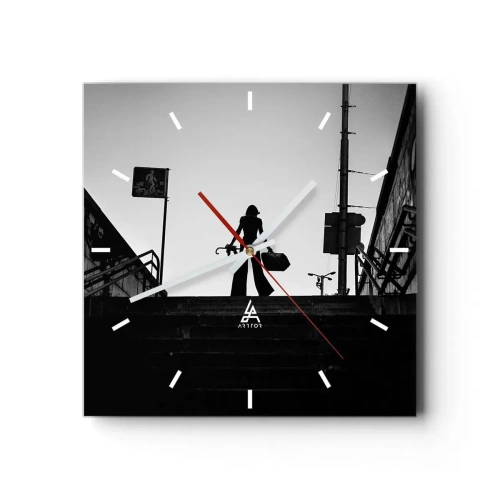 Reloj de pared - Reloj de vidrio - Una figura de mujer en las escaleras en blanco y negro con una atmósfera dinámica. - 30x30cm - Paseo urbano - Decoración de pared moderna para salón y dormitorio ARTTOR