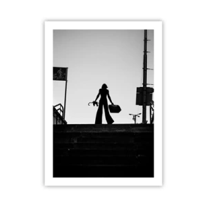 Póster - Silueta de una mujer con una maleta con el sol poniente como telón de fondo - 50x70cm - Paseo urbano - Decoración de pared moderna para salón y dormitorio ARTTOR