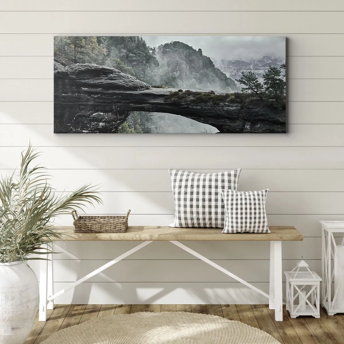 Cuadro sobre lienzo - Impresión de Imagen - Un arco de piedra rodeado de montañas brumosas y bosques. - 120x50cm - La aventura está a punto de comenzar - Decoración de pared moderna para salón y dormitorio ARTTOR