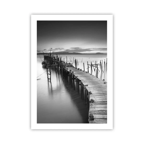 Póster - Un embarcadero de madera en blanco y negro sobre un lago tranquilo. - 50x70cm - La calma de una orilla olvidada - Decoración de pared moderna para salón y dormitorio ARTTOR