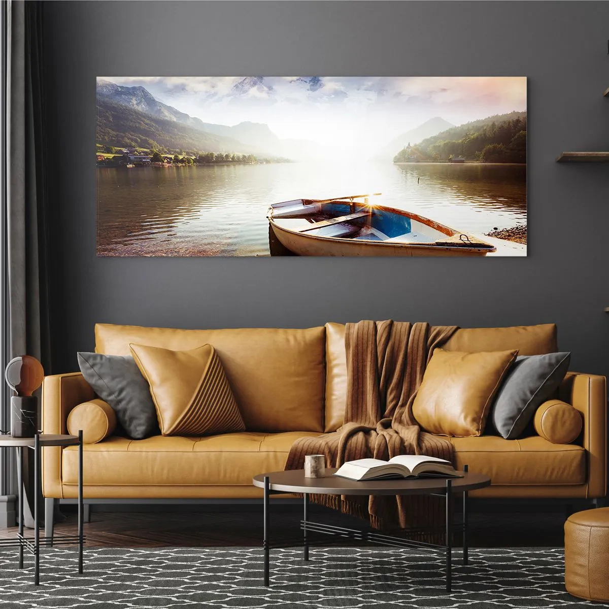 Cuadro sobre vidrio - Impresiones sobre Vidrio - Un barco en la orilla de un lago con vistas a las montañas por la mañana. - 120x50cm - Junto al agua clara - Decoración de pared moderna para salón y dormitorio ARTTOR