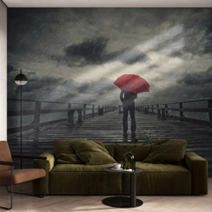 Fotomural Premium Sand - Una figura con un paraguas rojo en un muelle lluvioso. - 100x70cm - No importa que llueva - Decoración de pared moderna para salón y dormitorio ARTTOR