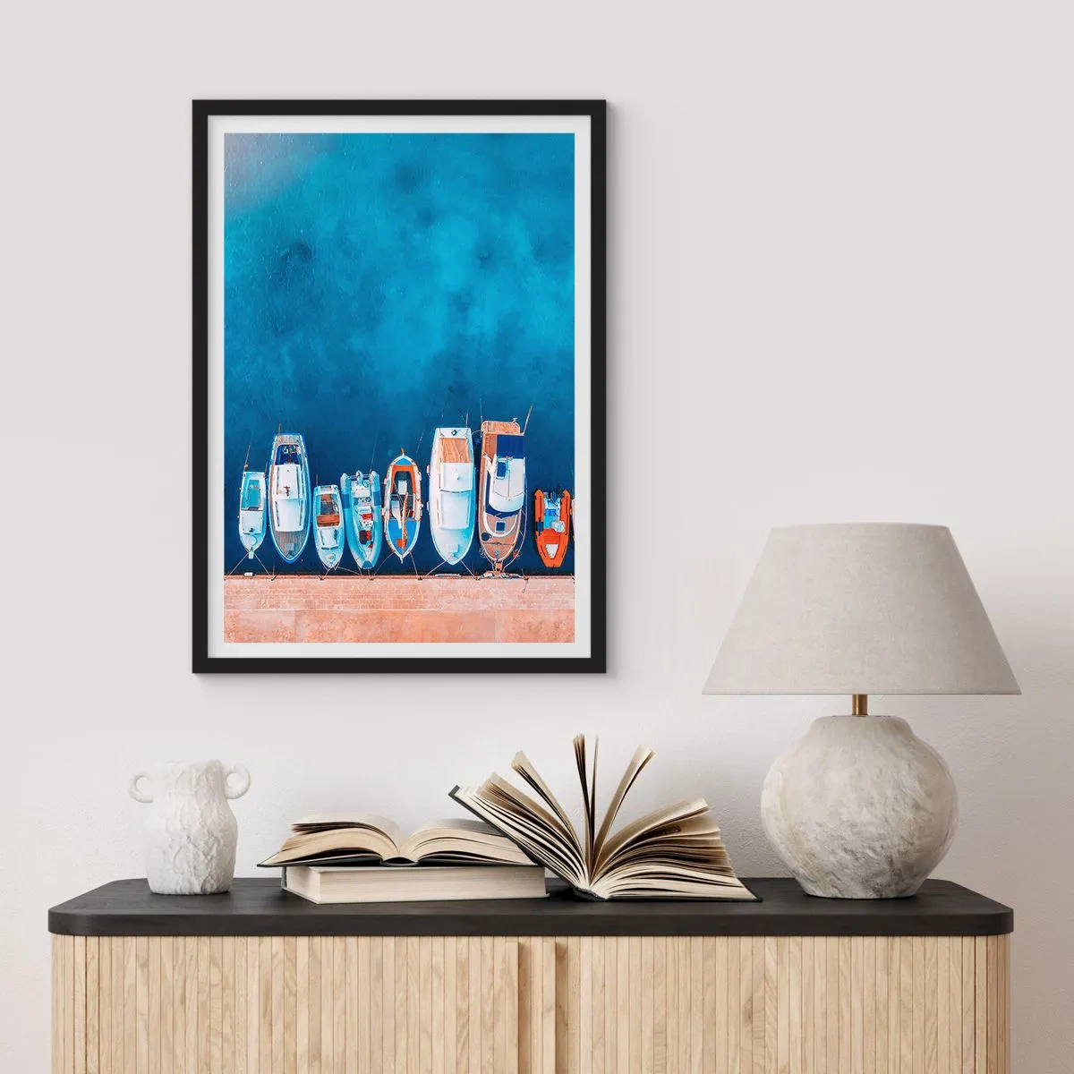 Póster en marco negro - Una vista aérea de barcos amarrados en una bahía azul. - 50x70cm - En fila y a la espera - Decoración de pared moderna para salón y dormitorio ARTTOR