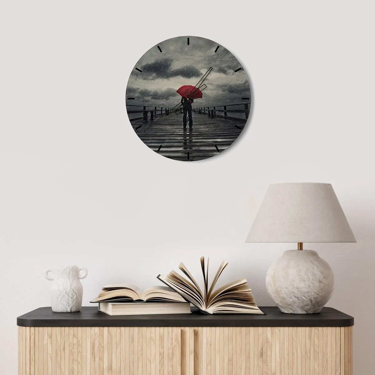 Reloj de pared - Reloj de vidrio - Una persona con un paraguas rojo en un muelle en un día lluvioso. - 30x30cm - No importa que llueva - Decoración de pared moderna para salón, cocina y dormitorio ARTTOR