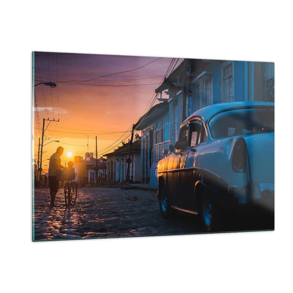 Cuadro sobre vidrio - Impresiones sobre Vidrio - Calle atmosférica con un coche clásico al atardecer - 120x80cm - Aquí el tiempo se ralentiza - Decoración de pared moderna para salón y dormitorio ARTTOR