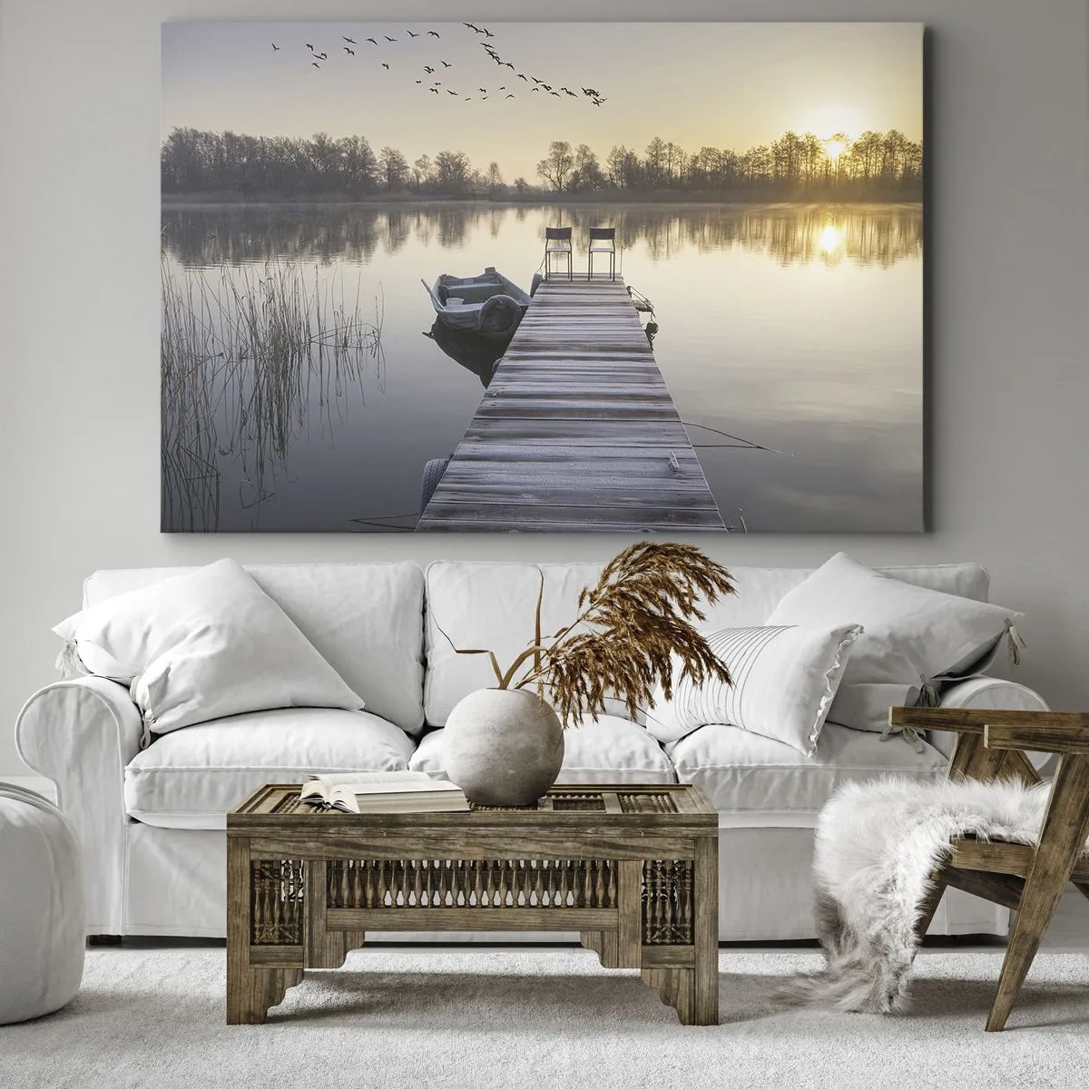 Cuadro sobre lienzo - Impresión de Imagen - Un muelle junto al lago por la mañana con un barco y sillas. - 70x50cm - Volveré en un rato - Decoración de pared moderna para salón y dormitorio ARTTOR