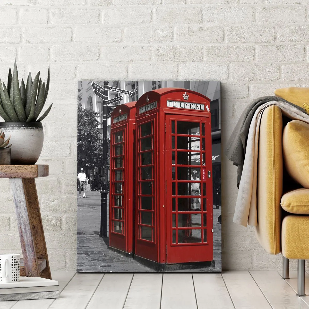 Cuadro sobre lienzo - Impresión de Imagen - Cabinas telefónicas rojas sobre un fondo urbano en blanco y negro. - 70x100cm - Cabinas telefónicas rojas - Decoración de pared moderna para salón y dormitorio ARTTOR