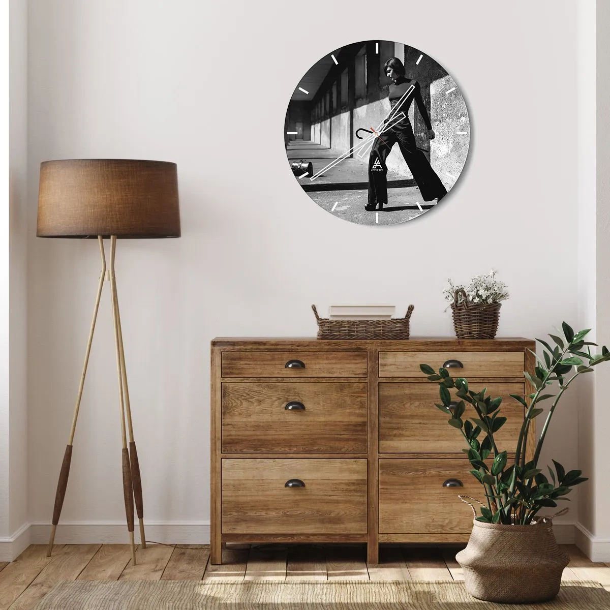 Reloj de pared - Reloj de vidrio - Fotografía en blanco y negro de una mujer con un atuendo elegante en un entorno industrial. - 30x30cm - Elegancia urbana - Decoración de pared moderna para salón, cocina y dormitorio ARTTOR