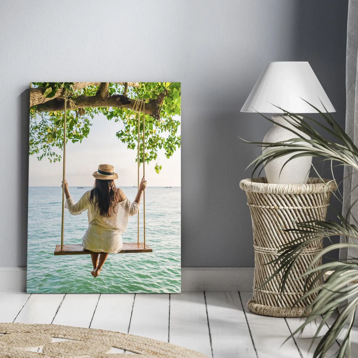 Cuadro sobre lienzo - Impresión de Imagen - Mujer en un columpio junto al mar en un paisaje tropical - 50x70cm - La vida es bella - Decoración de pared moderna para salón y dormitorio ARTTOR