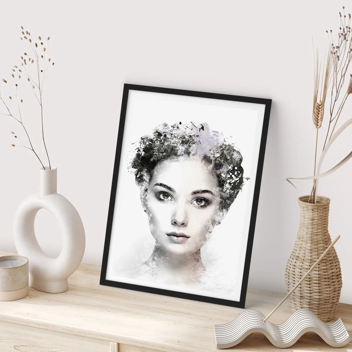 Póster en marco negro - Retrato artístico de una mujer con elementos abstractos. - 50x70cm - Un retrato extremadamente elegante - Decoración de pared moderna para salón y dormitorio ARTTOR