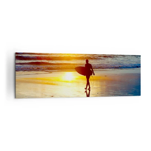 Cuadro sobre lienzo - Impresión de Imagen - Un surfista caminando por la playa al atardecer con una tabla en la mano. - 160x50cm - El regreso del guerrero - Decoración de pared moderna para salón y dormitorio ARTTOR
