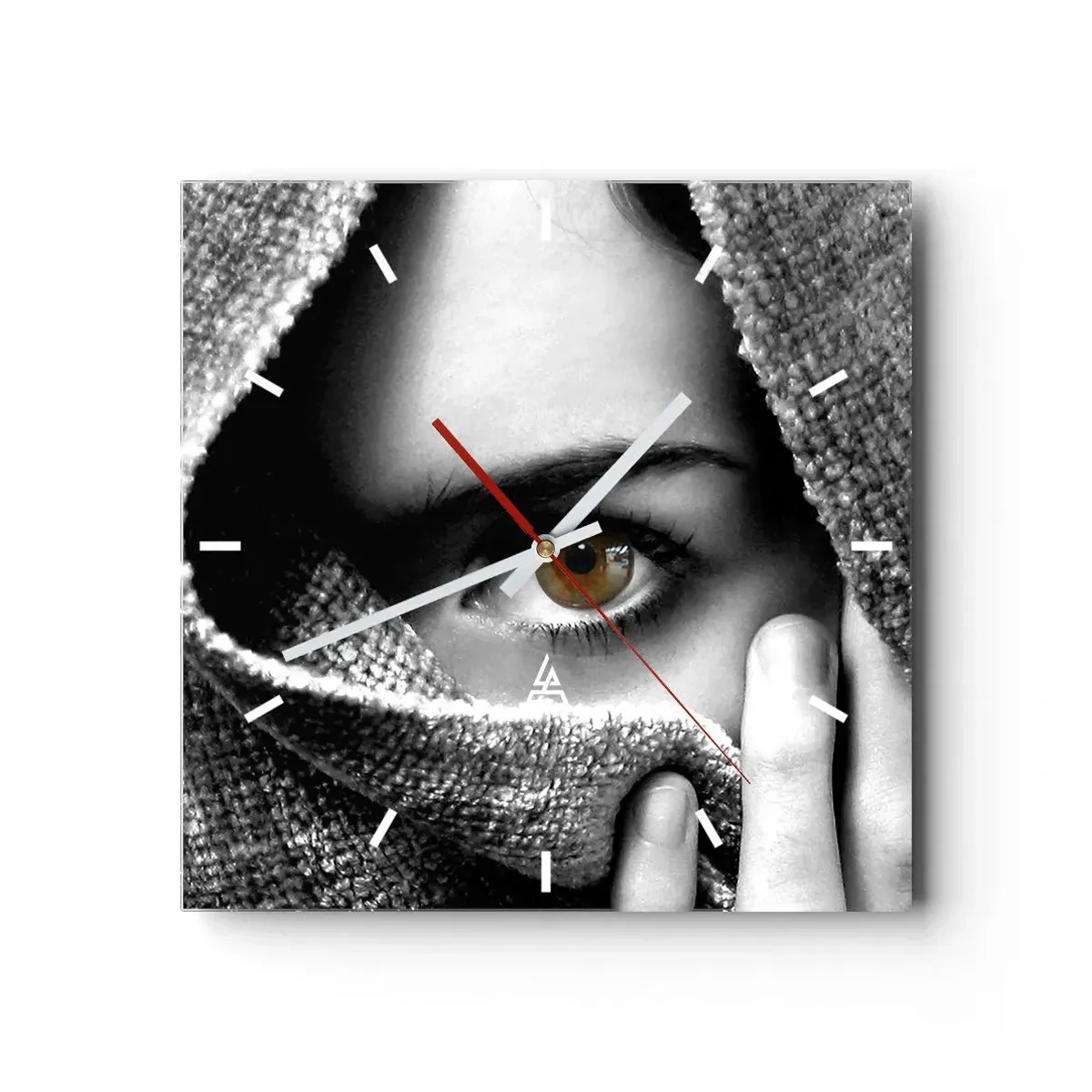 Reloj de pared - Reloj de vidrio - Retrato de una mujer con un ojo color ámbar cubierto con una tela en tonos grises. - 30x30cm - Conoce el misterio - Decoración de pared moderna para salón y dormitorio ARTTOR