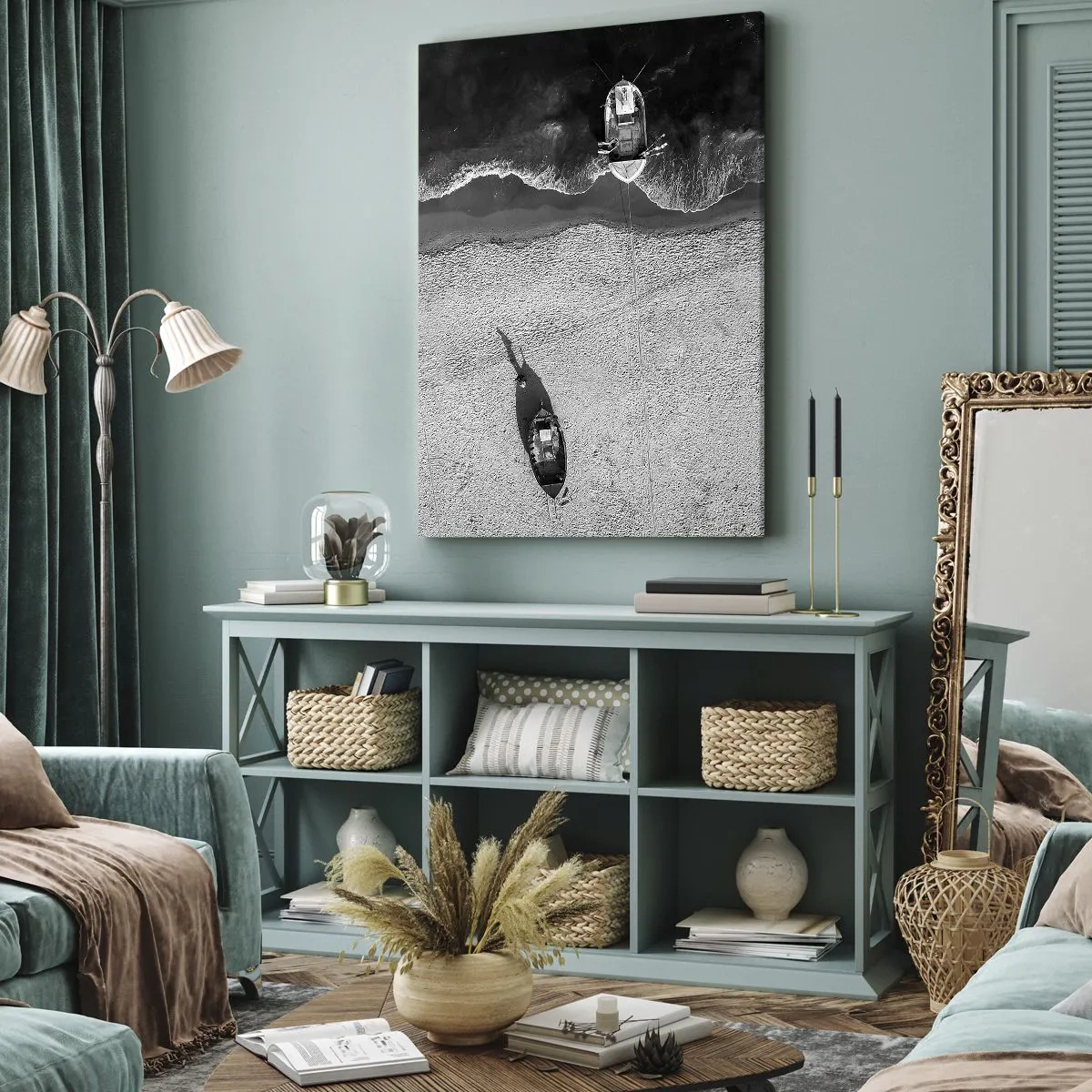 Cuadro sobre lienzo - Impresión de Imagen - Vista aérea en blanco y negro de barcos en la playa. - 50x70cm - Aún en la orilla... - Decoración de pared moderna para salón y dormitorio ARTTOR