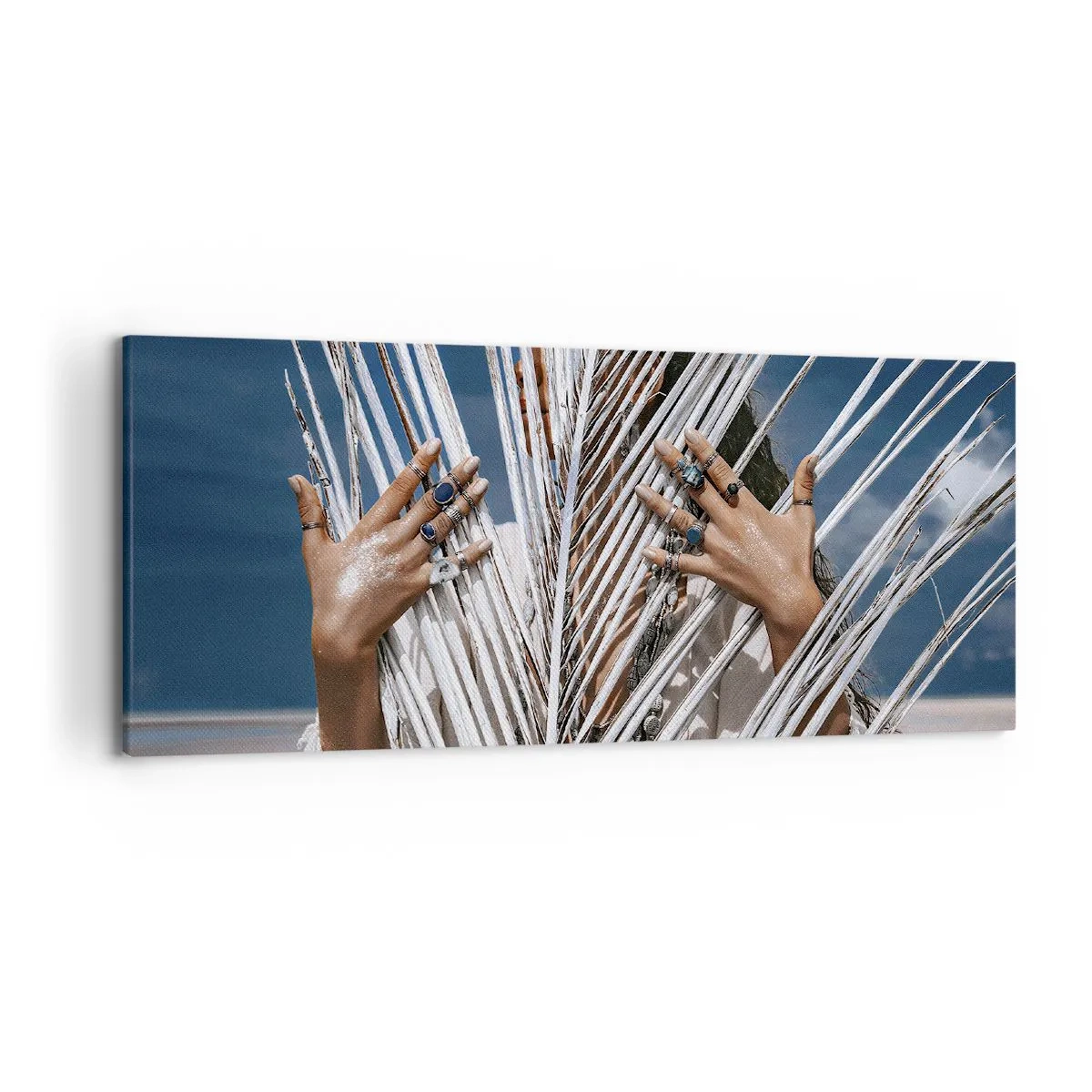 Cuadro sobre lienzo - Impresión de Imagen - Una mujer escondida detrás de hojas de palma con anillos en sus manos. - 120x50cm - ¿La mujer chamana? - Decoración de pared moderna para salón y dormitorio ARTTOR