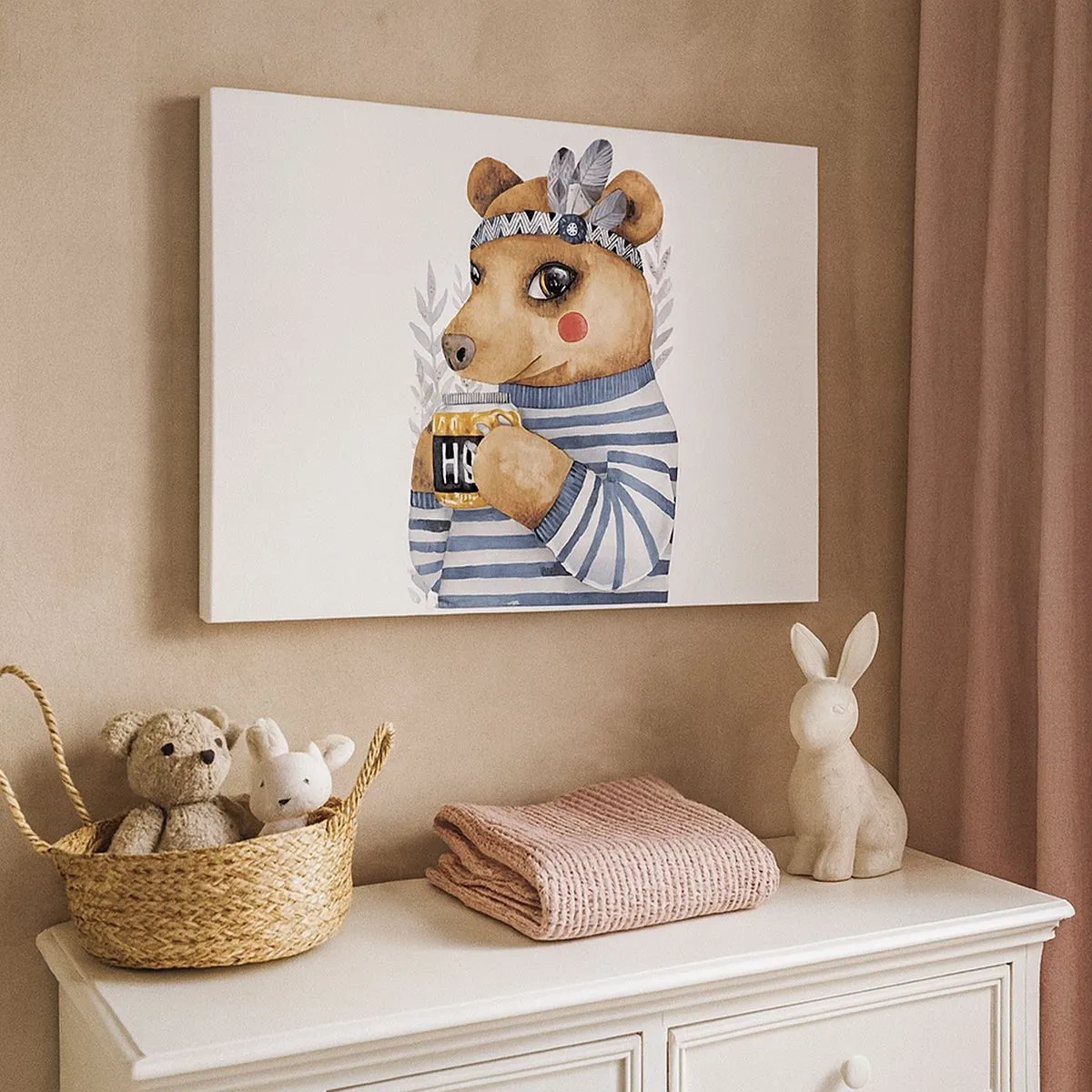 Cuadro sobre lienzo - Impresión de Imagen - Un osito de peluche con un suéter de rayas y una taza de miel. - 70x50cm - Dulce oso - Decoración de pared moderna para salón y dormitorio ARTTOR