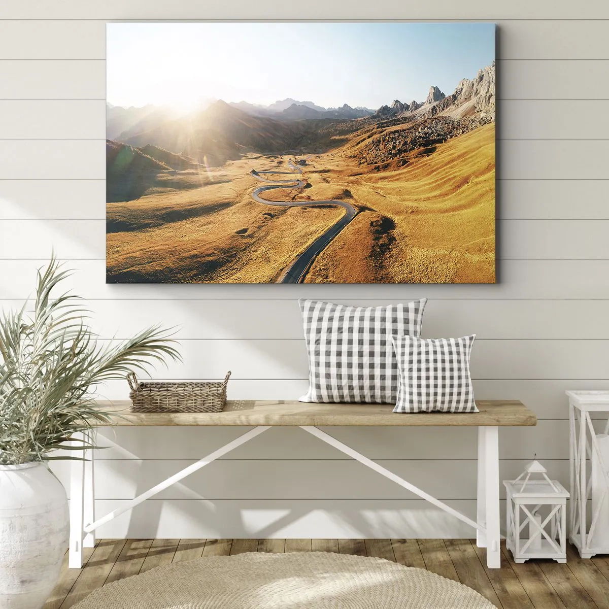Cuadro sobre lienzo - Impresión de Imagen - Un camino sinuoso en las montañas iluminado por el sol poniente. - 70x50cm - En un valle dorado - Decoración de pared moderna para salón y dormitorio ARTTOR