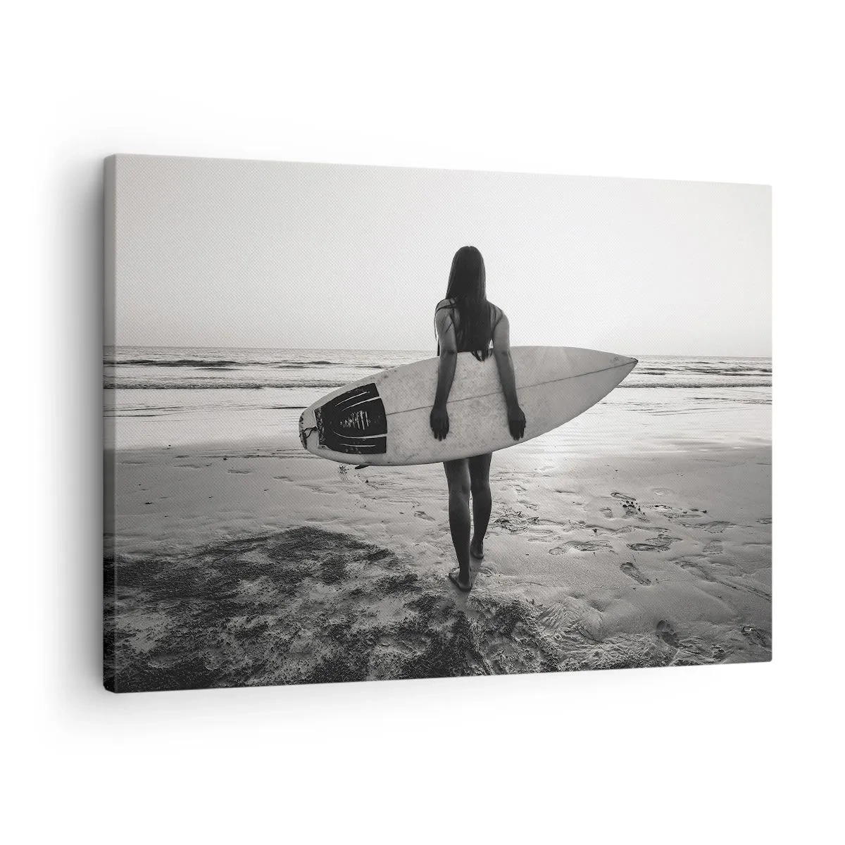 Cuadro sobre lienzo - Impresión de Imagen - Mujer con tabla de surf en la playa en blanco y negro - 70x50cm - Hija de las olas marinas - Decoración de pared moderna para salón y dormitorio ARTTOR