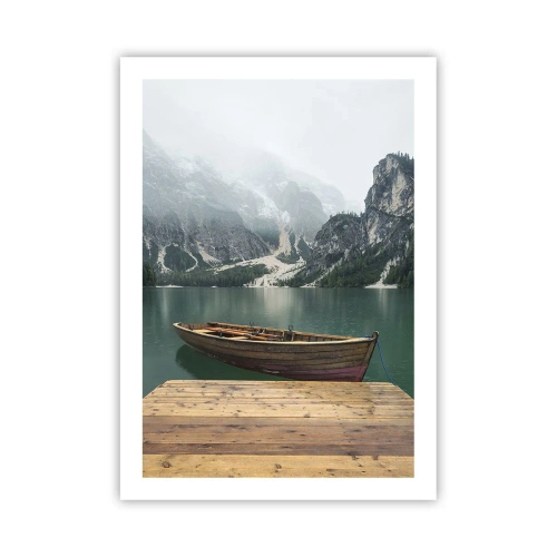 Póster - Un barco en el muelle con montañas y un lago al fondo. - 50x70cm - Paisaje inolvidable - Decoración de pared moderna para salón y dormitorio ARTTOR